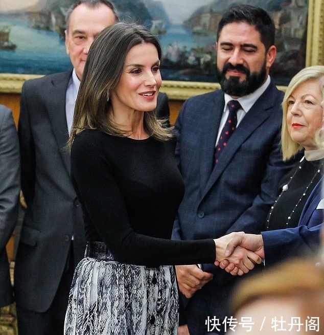 西班牙王后“带货”能力真强!穿蛇皮纹长裙出席活动,又一次售罄