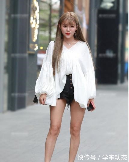 高跟鞋 白色斗篷衣搭配高腰热裤,时尚精致,可爱减龄!