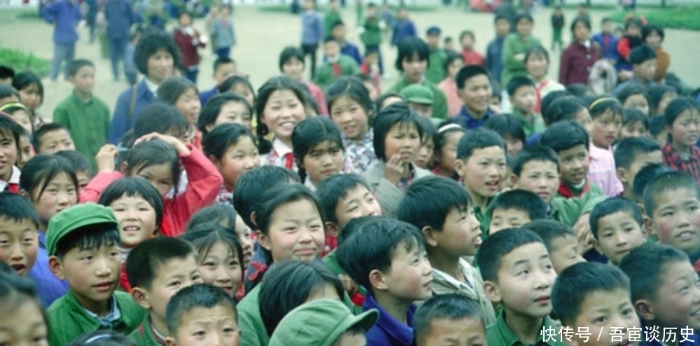 1980年的中山陵，来了一群小学生，穿军装背水壶神气十足