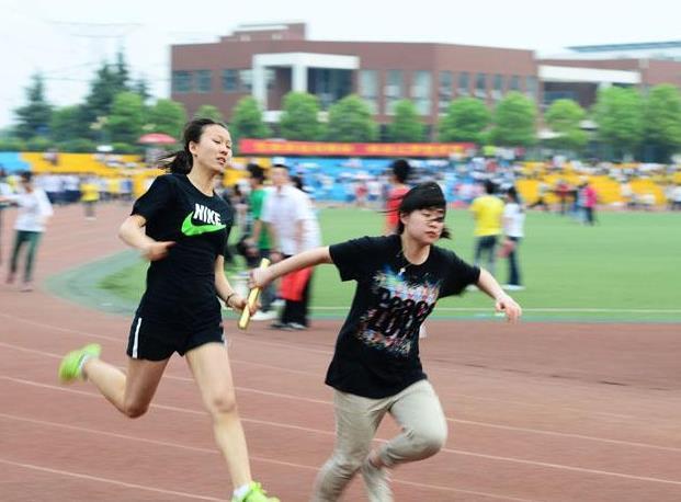 青岛大学|青岛大学“举牌女神”，气质和司藤有点像，网友觉得是服装出彩