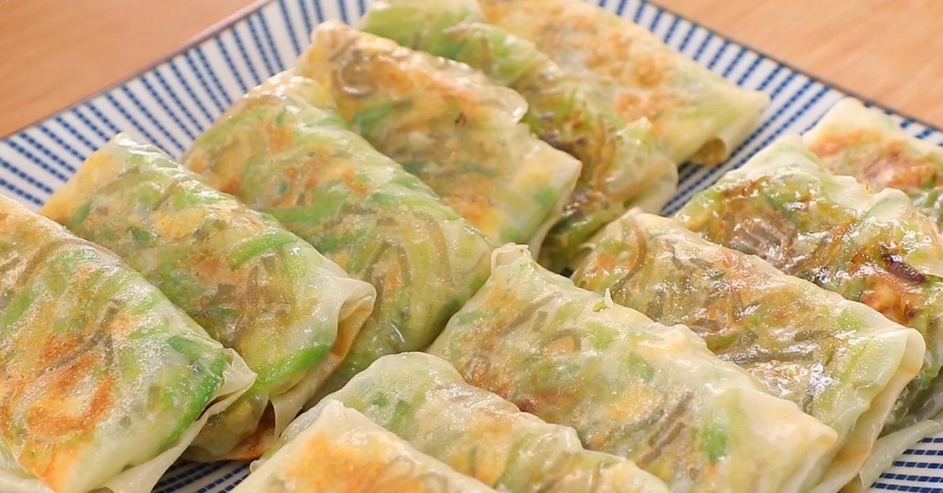 一个萝卜,两个鸡蛋,这样做超好吃,皮薄大馅,香酥多汁比包子香