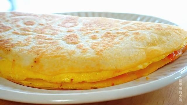 番茄鸡蛋饼|番茄和鸡蛋别只会炒着吃了，搭配一张手抓饼，10分钟做好营养早餐