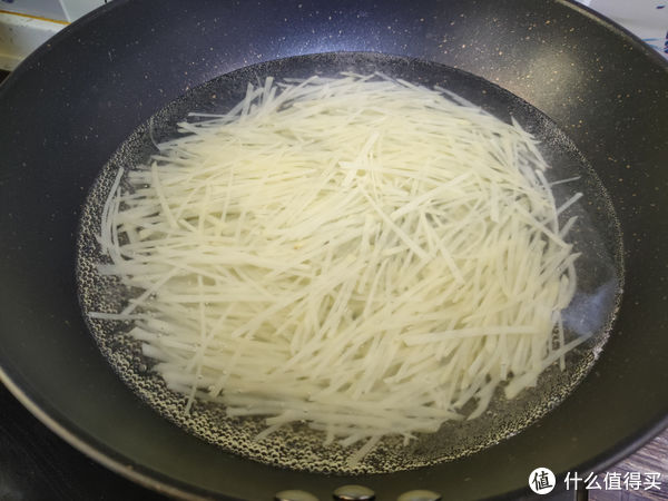炒土豆丝，先放醋还是后放醋，这一步做对了，土豆丝脆爽又好吃