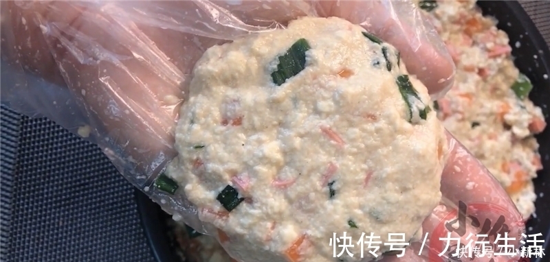 豆腐别只会炒着吃,加一个鸡蛋搅拌碎,吃一次就念念不忘