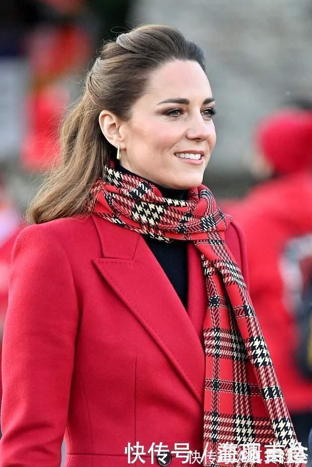 大衣 凯特总算让人眼前一亮!穿中国红大衣示范圣诞穿搭,换了发型超美