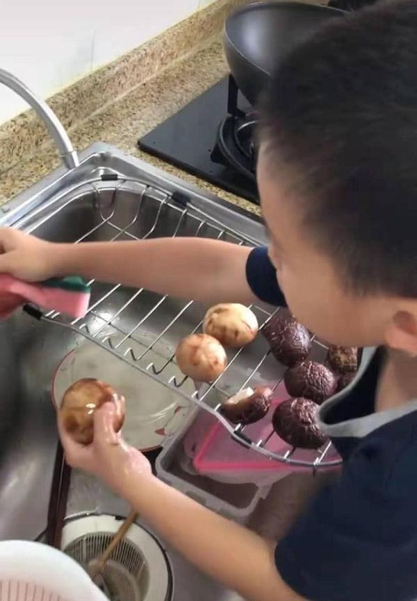 儿子|妈妈让儿子洗香菇,儿子顺手给香菇做了抛光,谢谢