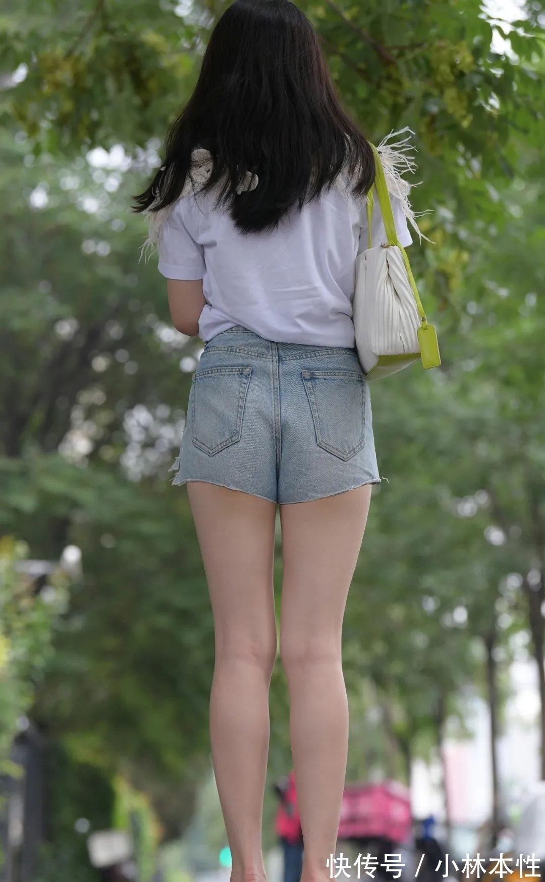 短裤 T恤加短裤搭配高跟凉拖鞋,简单大方的搭配也能穿出大长腿的效果