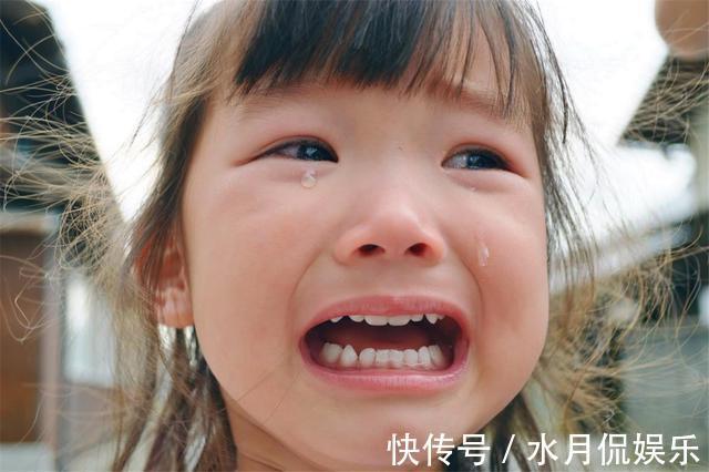 家长|因不给买娃娃,5岁女儿在商场连踹妈妈三脚,爸爸的反应太霸气!