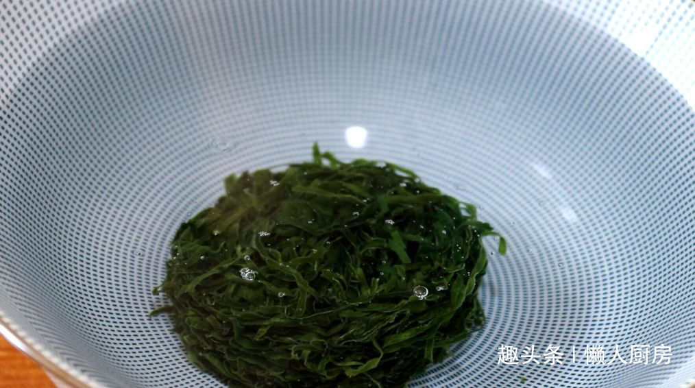 小小一个压缩海带卖5元，泡发后超多，凉拌着吃，酸辣开胃