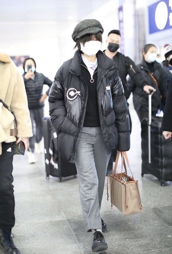 周笔畅真挺皮的, 戴着花帽子出门, 感觉很有儿童感, 真挺嫩的