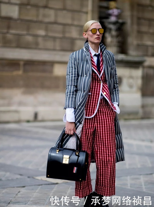 “黑羽绒服”别再穿了,今年最流行这3款羽绒服,穿对一款你就赢