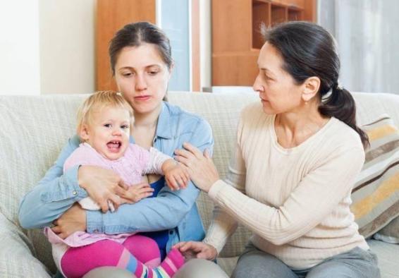 辅助工具|“最勤劳奶奶”火了,一人带四娃还干农活,网友:真正的“圈养”