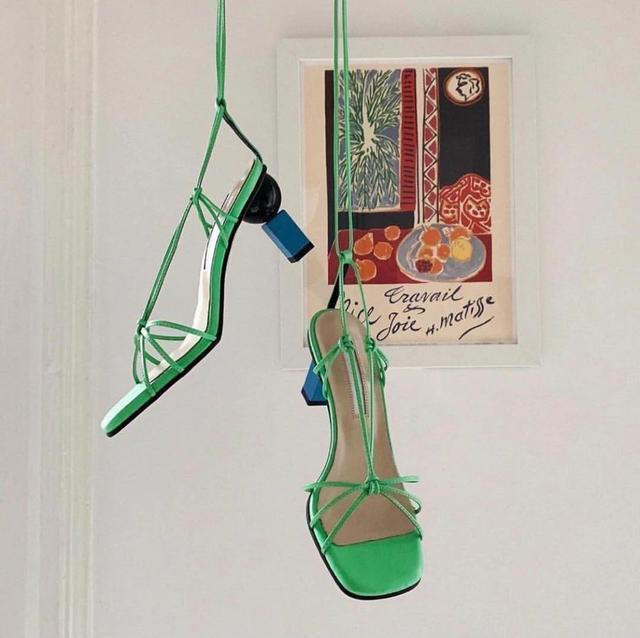 参考价格 翻了身的“土味凉鞋”,这次成了时髦精心中的C位