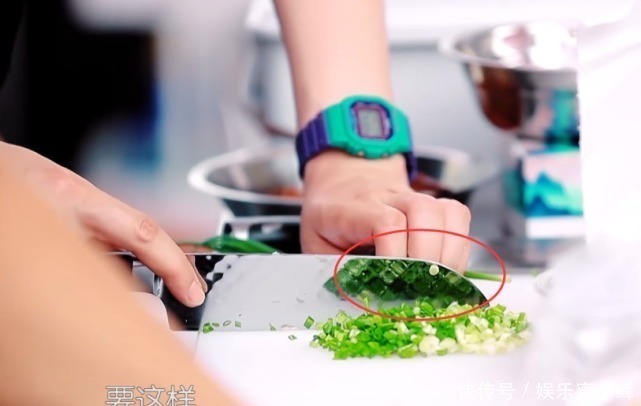 中餐厅|赵丽颖握刀手法错误,刘宇宁着急的忘喊姐,导演也不帮他改字幕