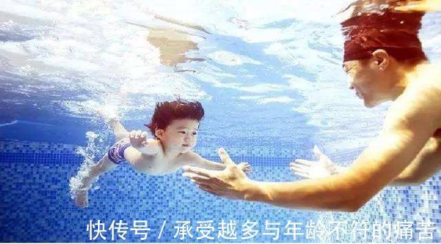 技能|小宝宝天生就会游泳,与生俱来的技能,为何长大就没了
