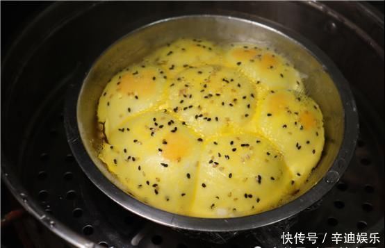 面粉里加入两个苹果,想不到这么好吃,松软香甜,出锅瞬间抢吃光