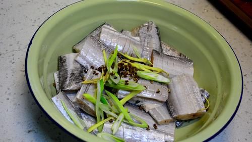  过年炸带鱼，记住“3放2不放”，带鱼鲜香无腥味，金黄酥脆