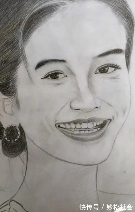 素描@美术学渣笔下的“明星素描”,画面一言难尽,学霸看后捧腹大笑