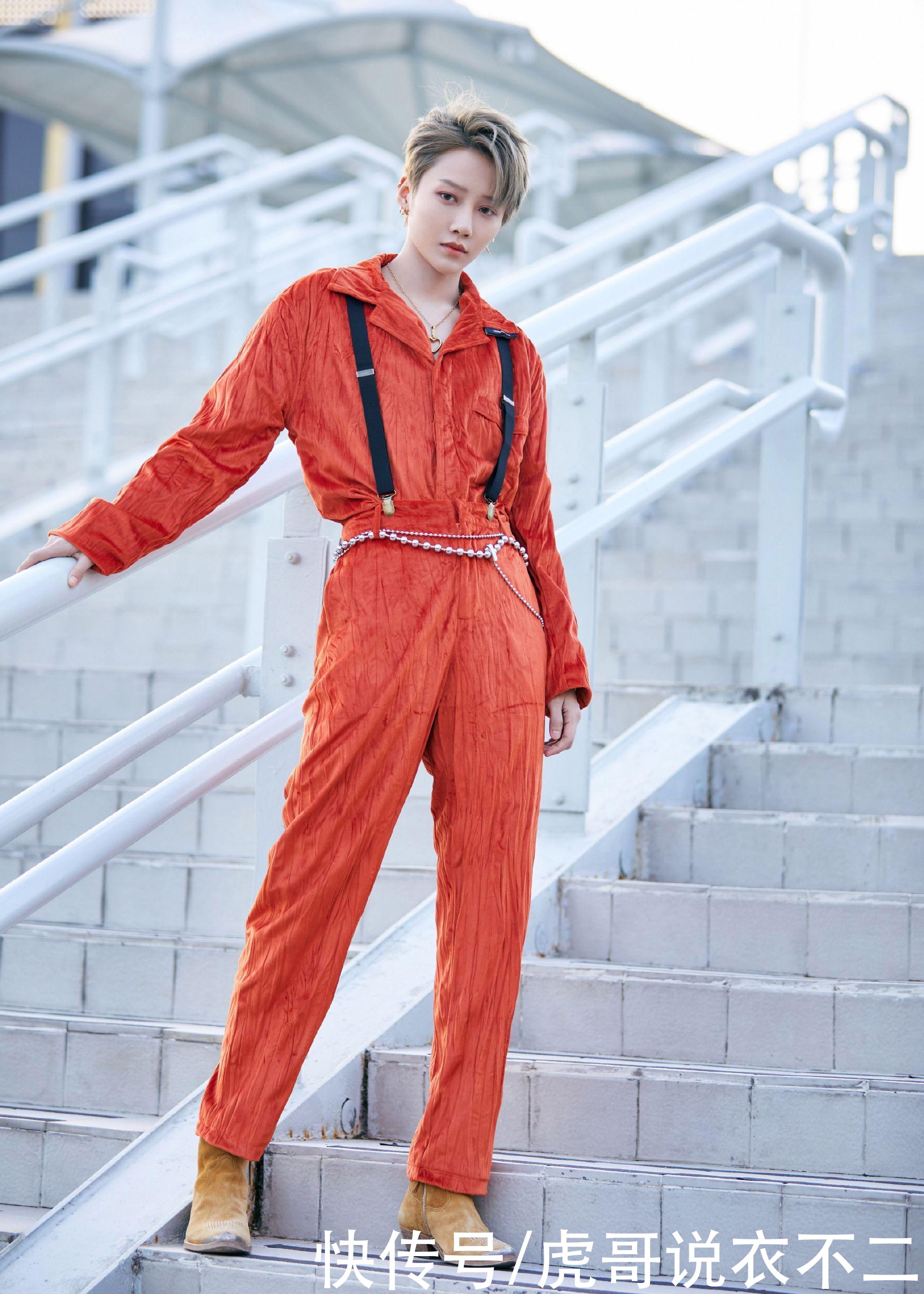 女生也可以很帅气，刘雨昕身穿复古卫衣参加活动，造型太潇洒了