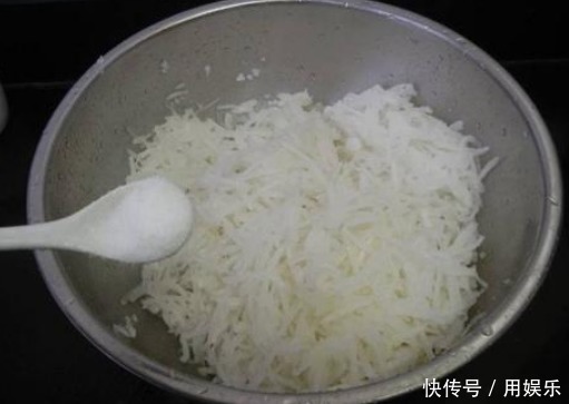 萝卜做馅时,不要再焯水了,学会一招好方法,饺子鲜味足,好吃