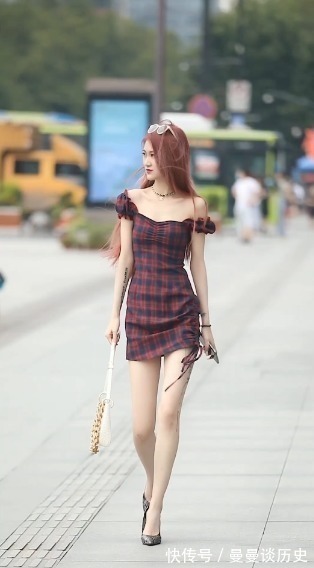 气质 紫色格裙穿出气质美少女,仿若“仙女下凡”,抬头那瞬间美了