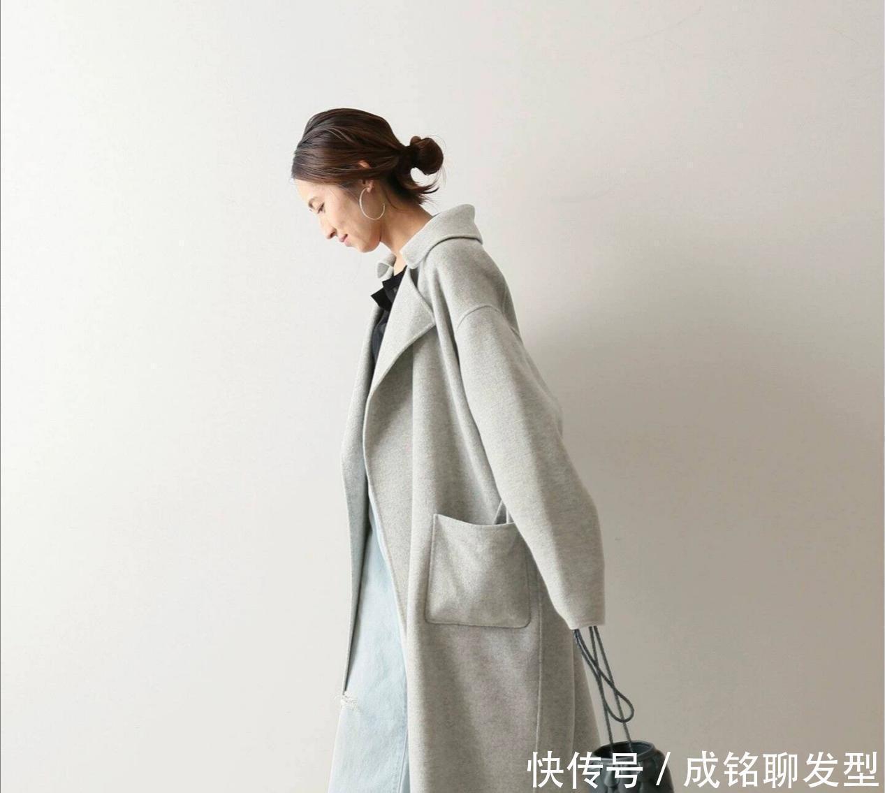 双面呢大衣|女人到了中年穿衣别太繁琐,简单色彩搭配要学会,时髦减龄又大气