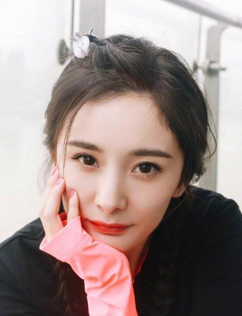 天生带妆脸的女生，脸上都有这4个特征，素颜就像化了妆一样