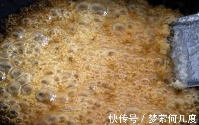 红亮|炒糖色时，马上下锅炒就大错特错了，多加这1步，糖色红亮不糊锅