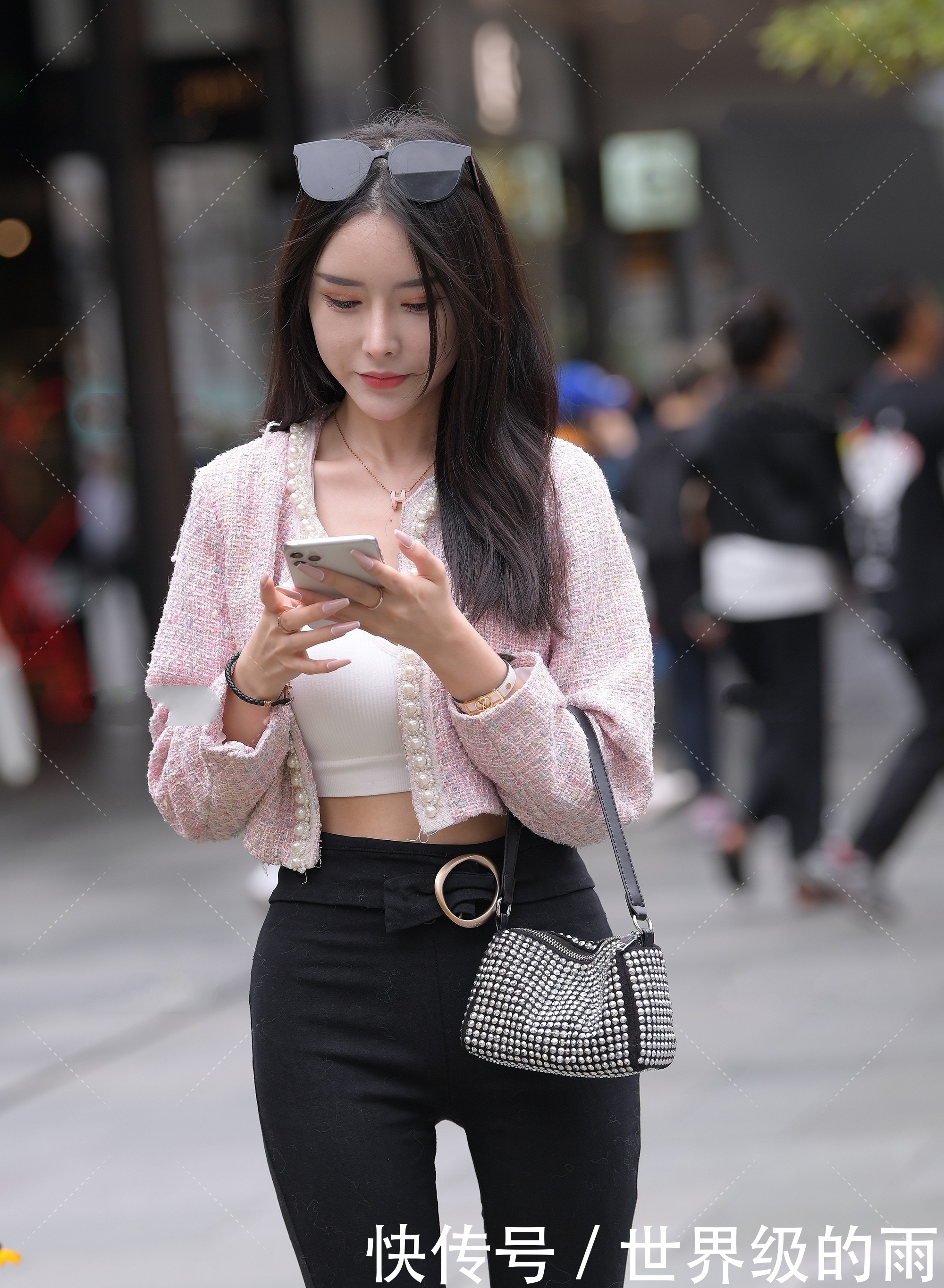 喇叭裤秀出我们的小蛮腰,赚足街上的回头率,心动就行动吧