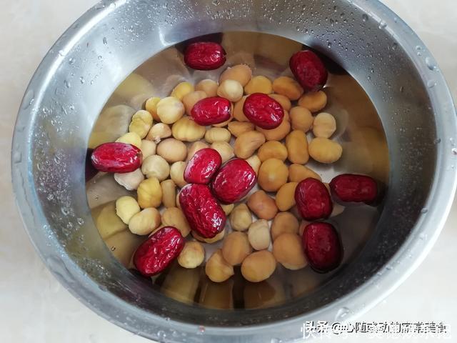 板栗|炖鸽子汤不需要太多调料,只放2种食材就够了,体质不好要多喝