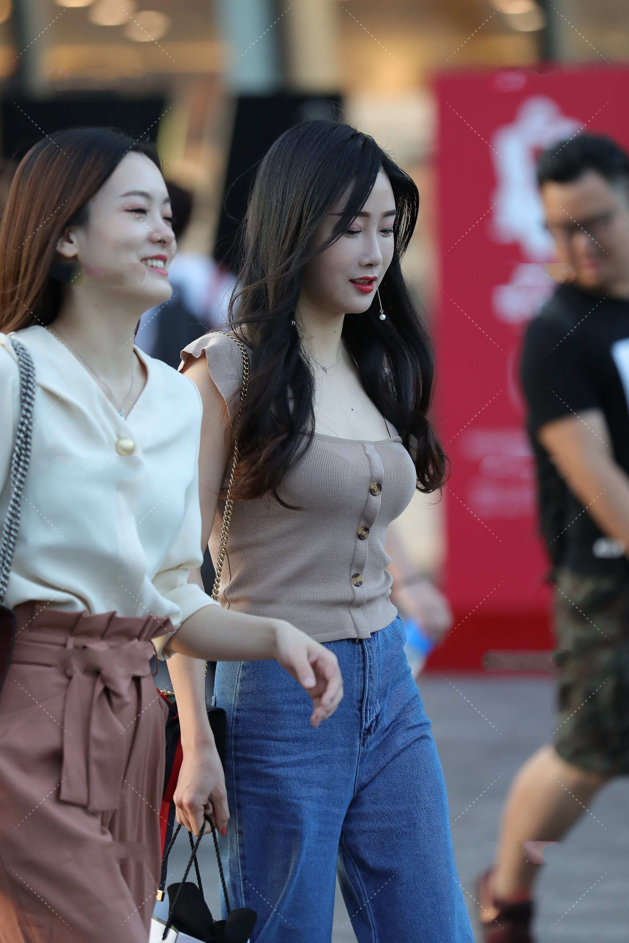 浅啡色|甜美又优雅的穿搭,飞飞袖小衫配牛仔阔腿裤,轻松穿出靓丽的造型