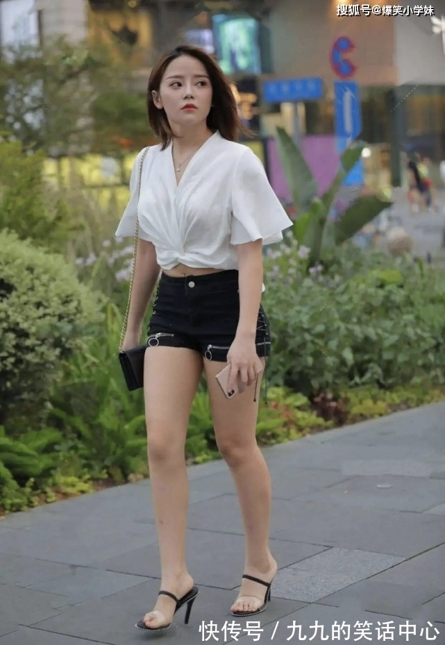 |搞笑段子:今天,哥在路上闲逛,不小心撞到电线杆