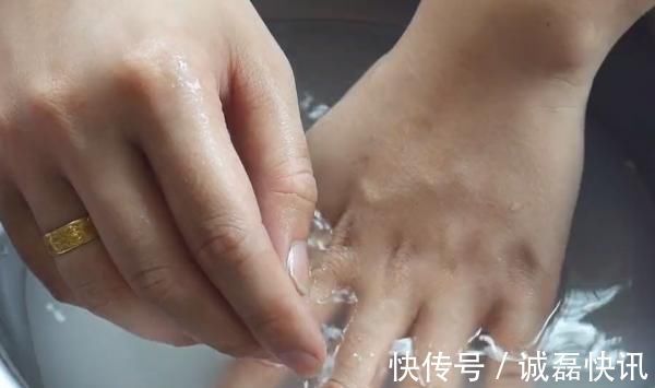 小半杯|夏天手脱皮很难看?加点厨房里的它搓一搓,1块钱解决手脱皮