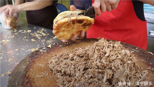 父子街头卖“地道”小吃,8元一个分量足,食客吃一个就管饱!