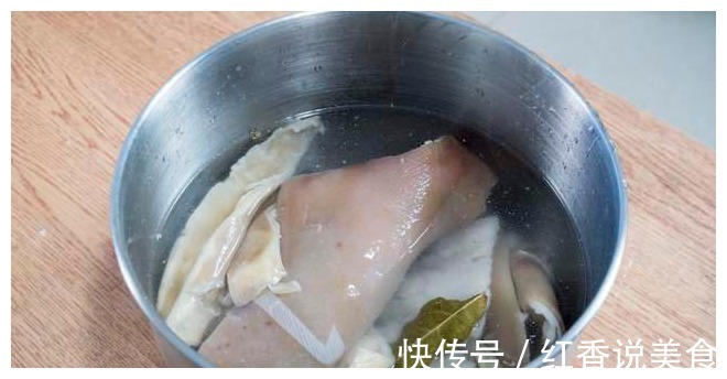 猪皮的这个新奇做法,第一次做,确实比猪皮冻好吃,Q弹有嚼劲儿