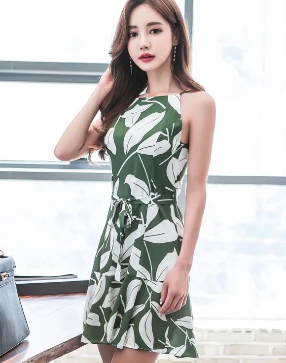 赏析|美图赏析：孙允珠，云雾香茗静谧飘绢叶片无袖裙