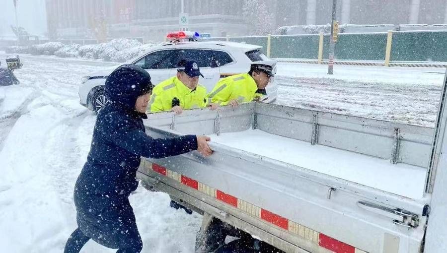 济南|大雪中，济南交警这些守护的身影真美