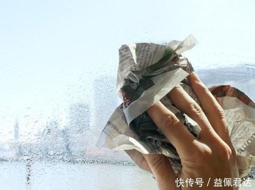 擦玻璃不用爬窗,有个小妙招,让玻璃干干净净