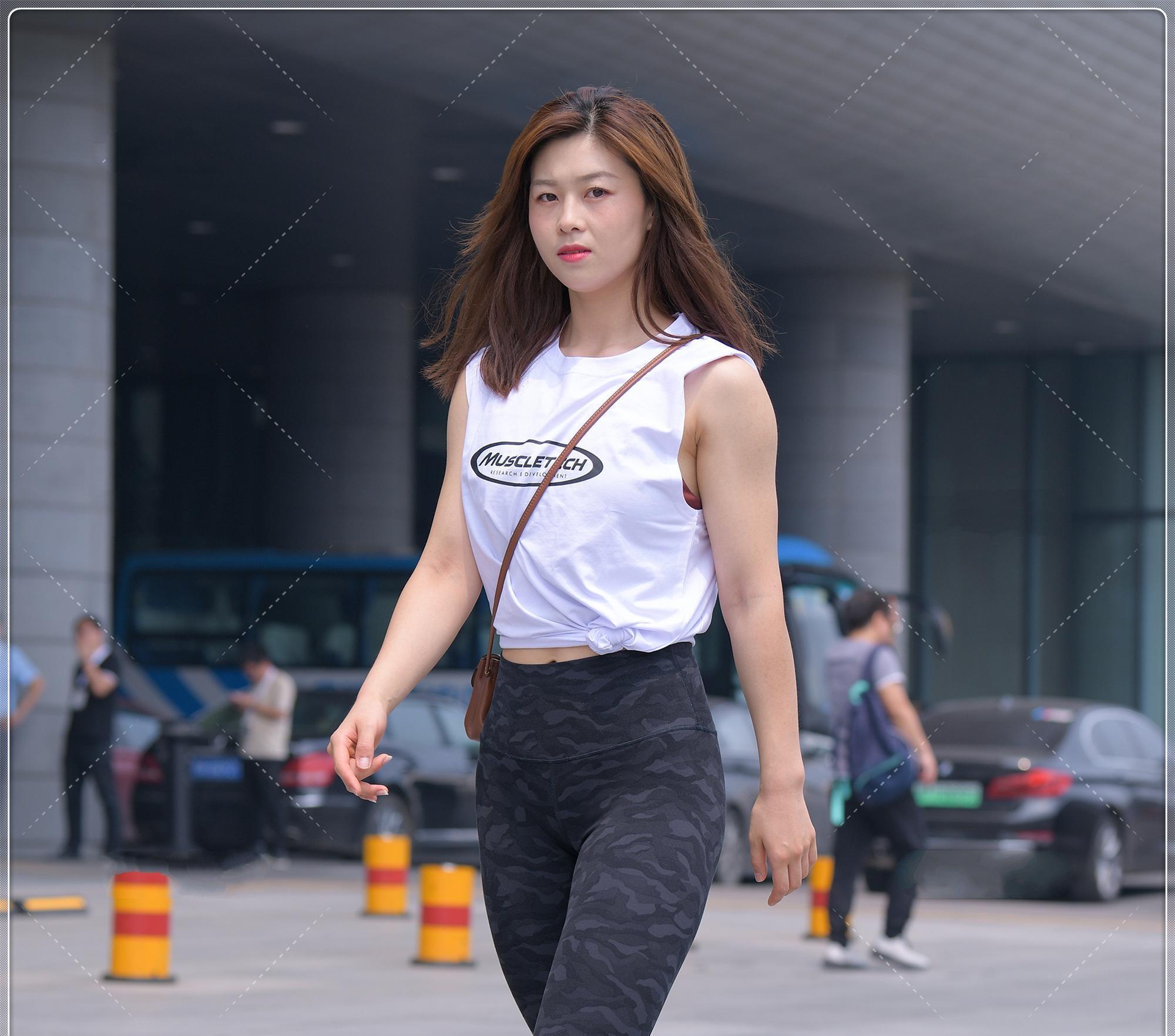 搭配|白色无袖圆领背心,黑色健身裤搭配复古包包,这身搭配酷范十足