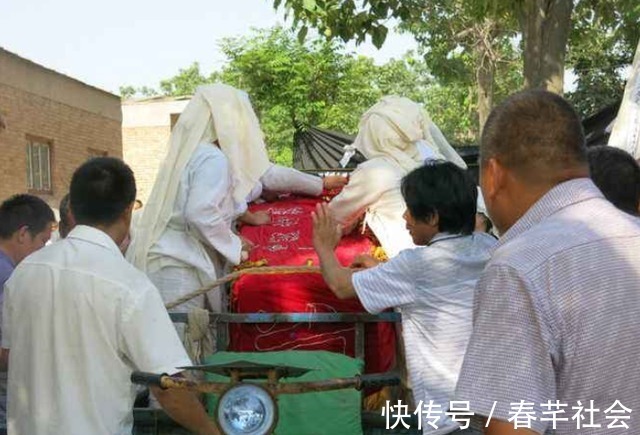 习俗&古人丧葬习俗中,为何要让后代摔瓦盆,其中有何深意?