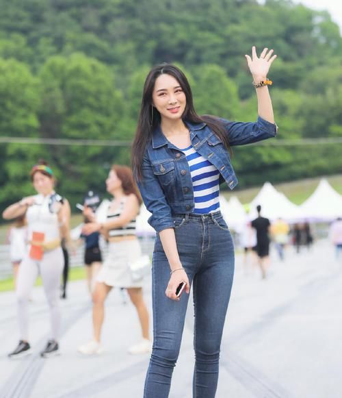 随意个性的牛仔裤，搭配中筒马丁靴，轻松提升帅气