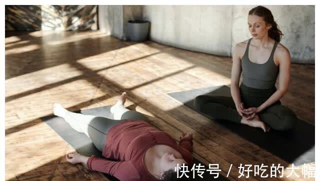 学员|瑜伽最简单也最难的体式你知道吗?一定要有这三点的参与才练对了