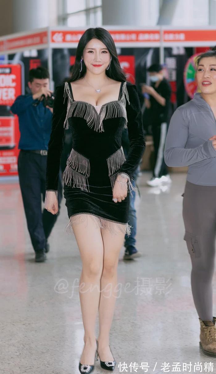 美女 街拍:偶遇健身圈的美女网红刘太阳,时尚气质身材棒!