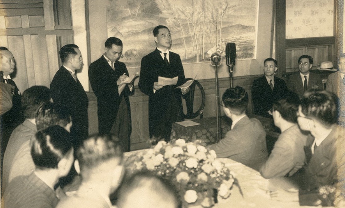 张照片为1941|汪精卫访问日本照片：与东条英机座谈，祭拜前首相犬养毅