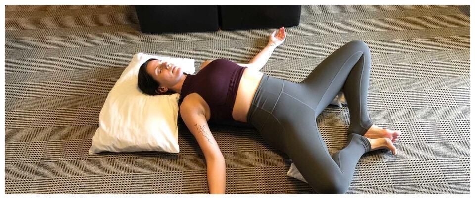 体式|仰卧束角式每天躺几分钟，放松身心，打开髋部，好处多多