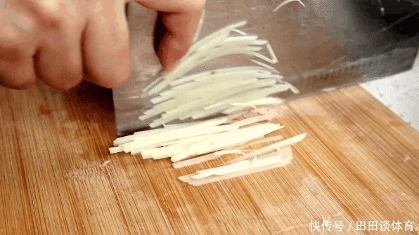 脆嫩|凉拌土豆丝,先焯水就错了,记住这4个步骤,简单开胃,脆嫩爽口