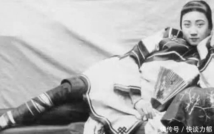 老照片|晚清时期老照片:图三一群男人喝酒划圈,最后是风尘女子