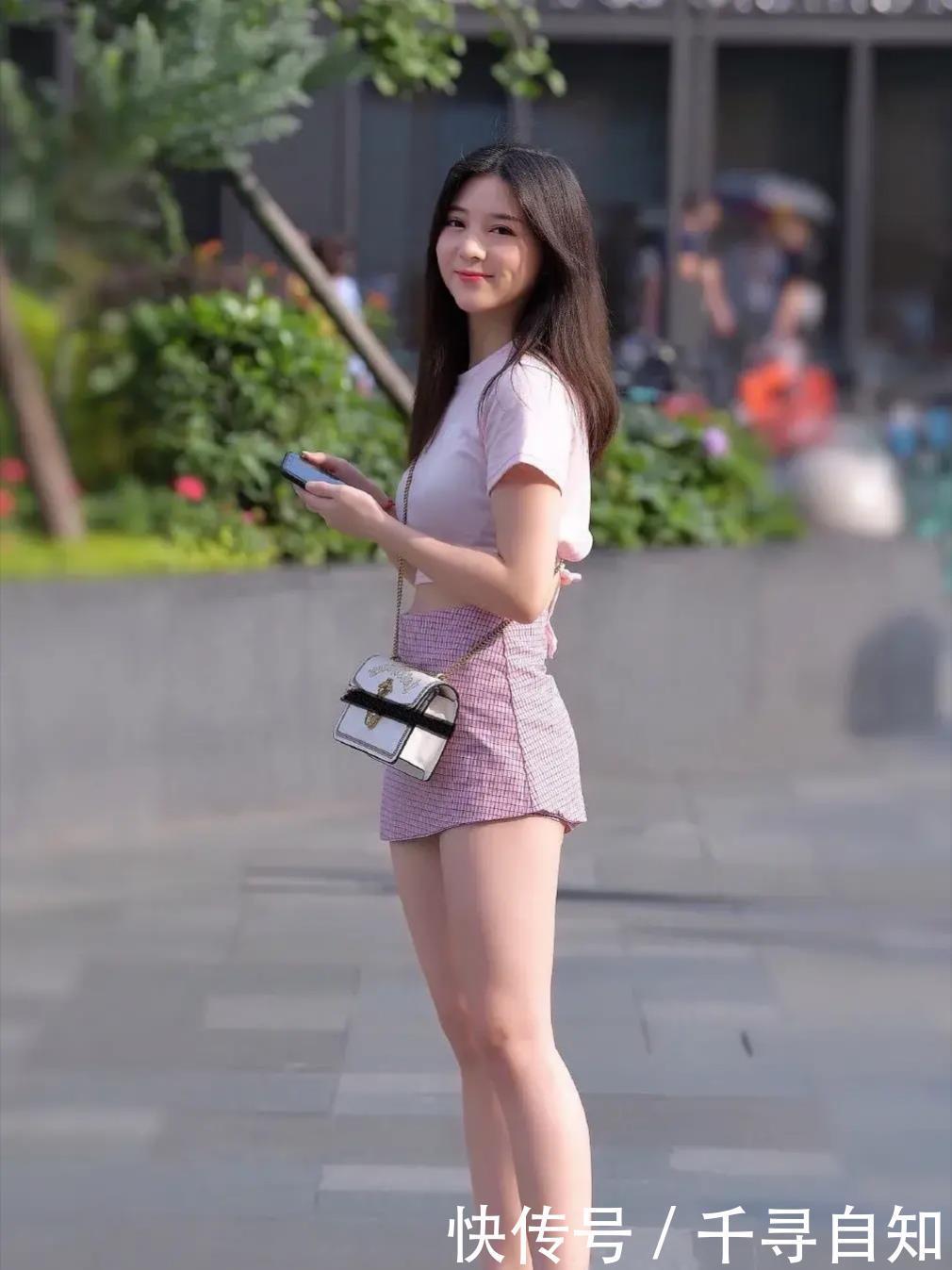 “A字裙”搭配露脐短袖,新年同学聚会穿,玩转精致风姿之美