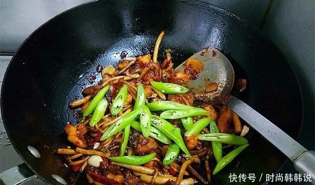 医生不会告诉你,这蔬菜是强碱性食物,补血防脱发,年纪大要多吃