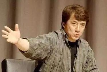 成龙大哥|节目中的“失控场面”,何炅冲气离席,他直接1脚飞踹主持人